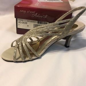 Easy Street Alive 5 Sz 7M with 2.5” heel.